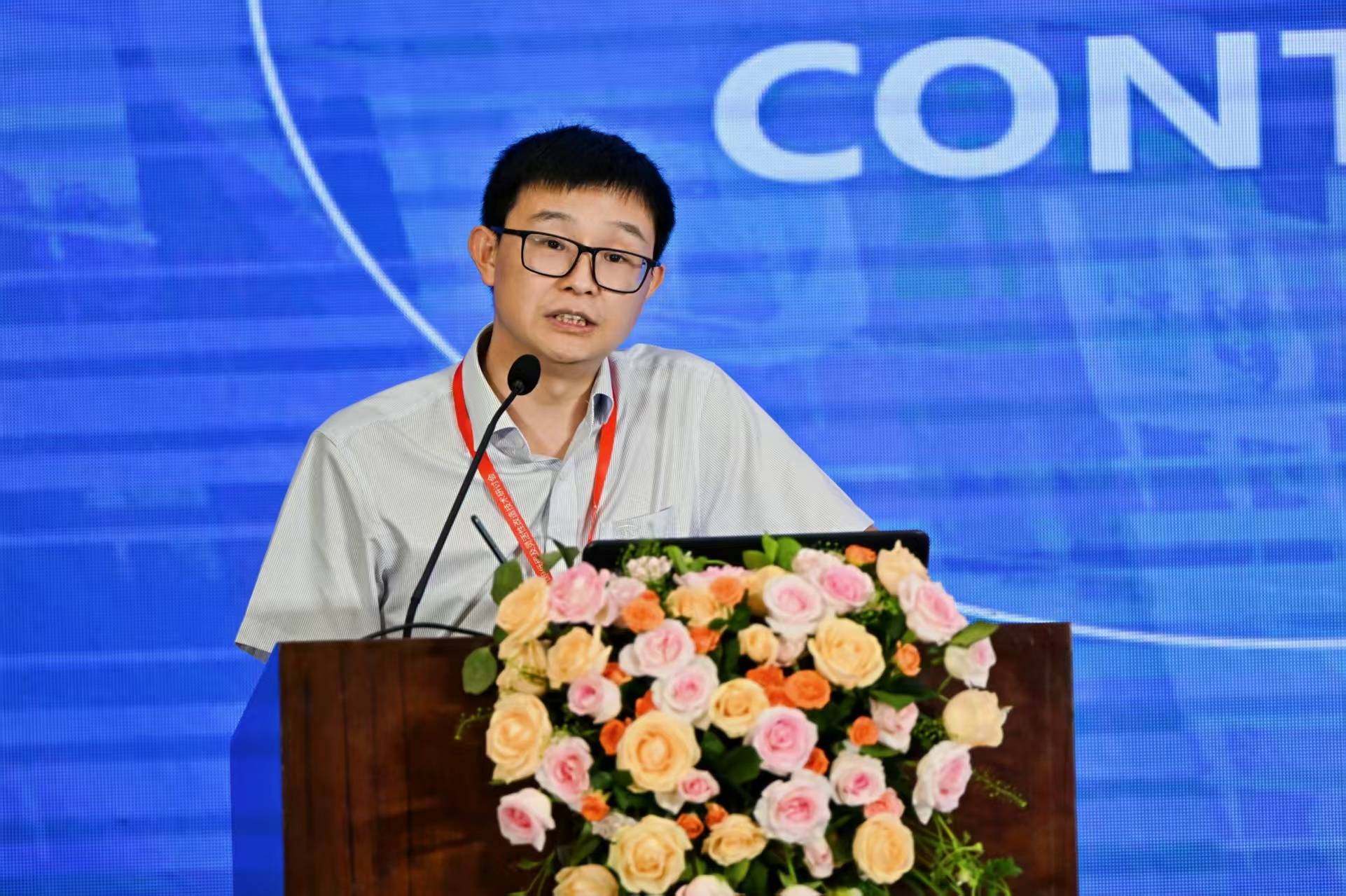 东方电气自动控制工程有限公司工程技术中心副主任王健作报告