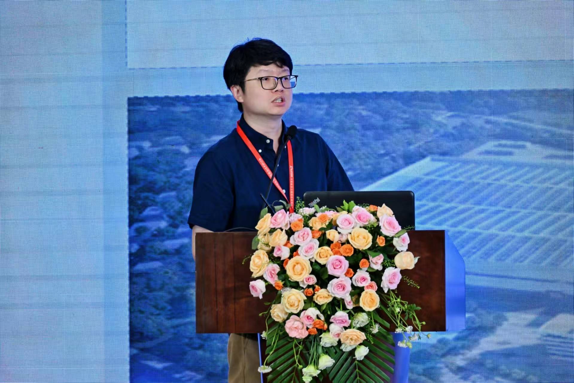 哈尔滨电机厂大电机研究所绝缘室主任、博士杨洲作报告