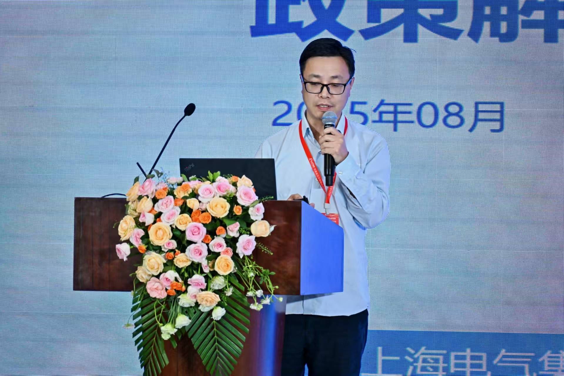 上海电气集团上海发电机厂服务事业部专业副总工程师顾春雷作报告